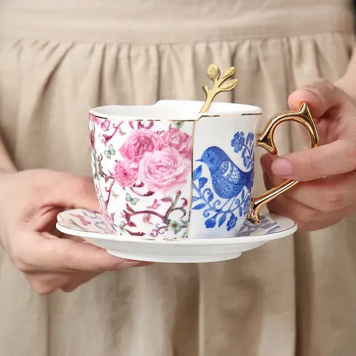 Ensemble de tasses et soucoupes à café et thé de l'après-midi rétro européen