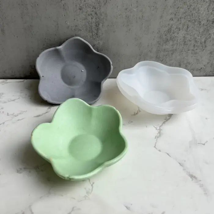 Assiette en forme de pétale