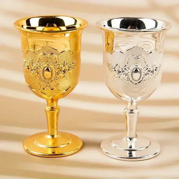 Verres à vin en métal de style européen vintage