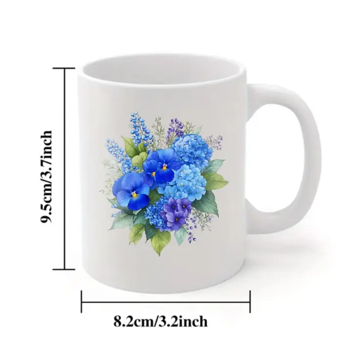 Tasse florale blanche à fleurs bleues et violettes pour café