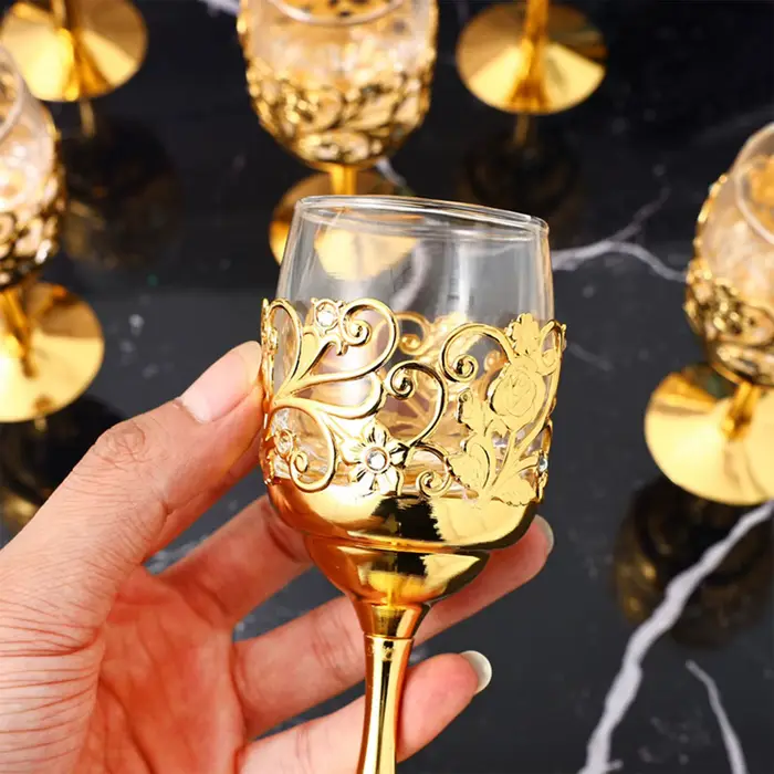 Verre à vin doré luxueux
