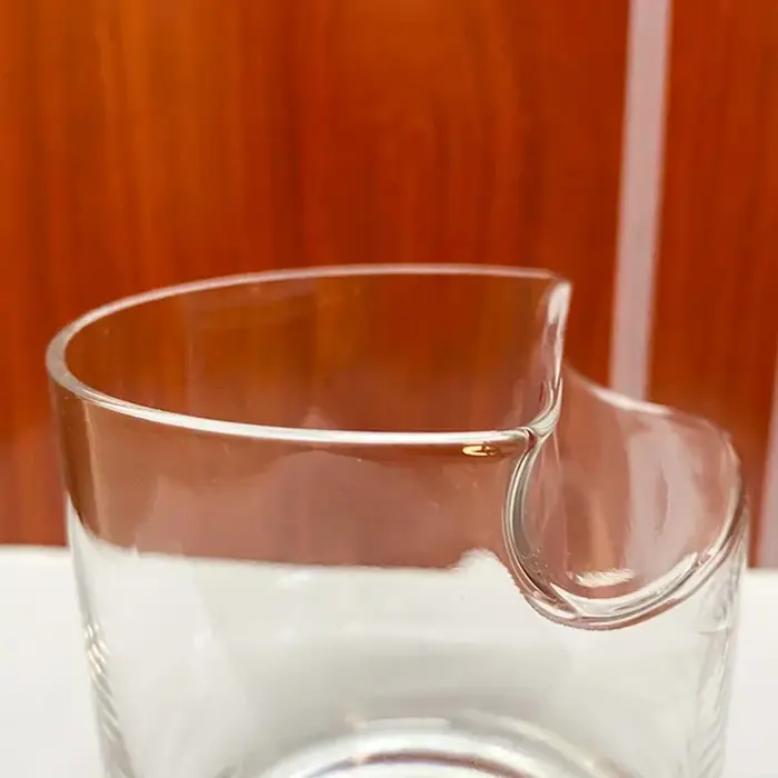 Verre à whisky et à cigares sur les tasses supérieures