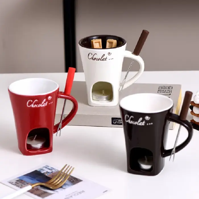 Tasse à café en céramique avec fourchette