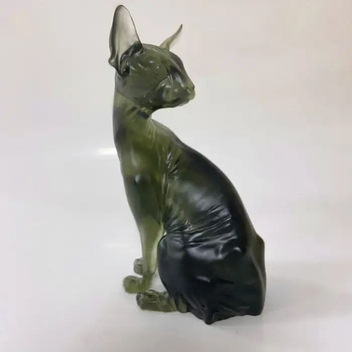 Un vase joliment conçu en verre de cristal coloré.