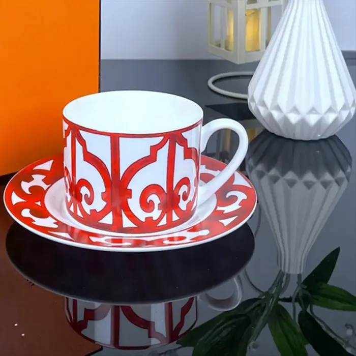 Tasse à café et assiette en porcelaine de cour