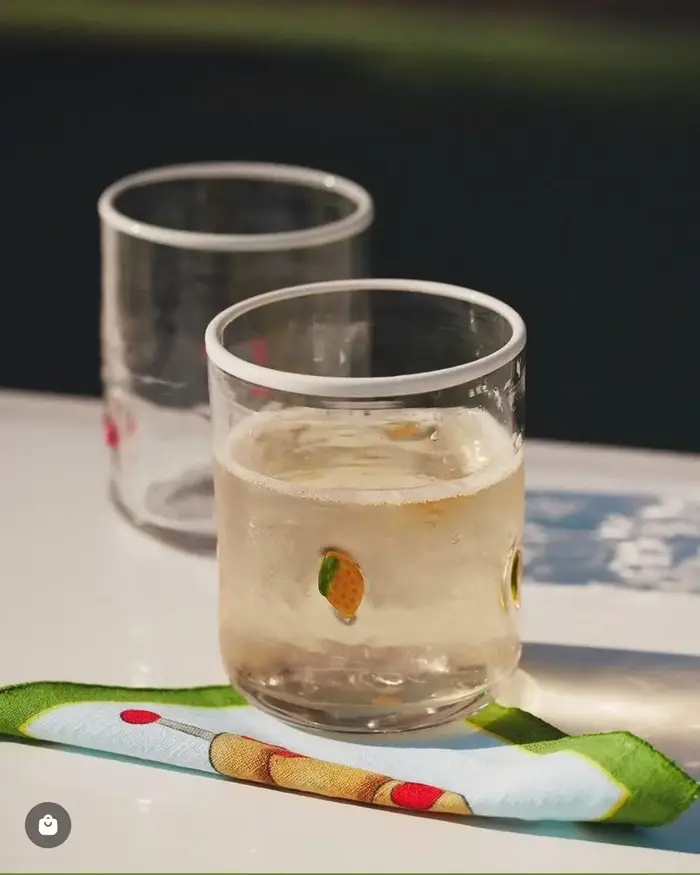 Verre à motif papillon en relief dessiné à la main pour thé au lait
