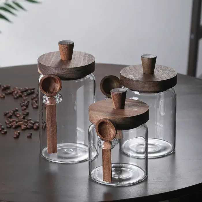 Bocaux en verre de cuisine avec couvercles et cuillère en bois