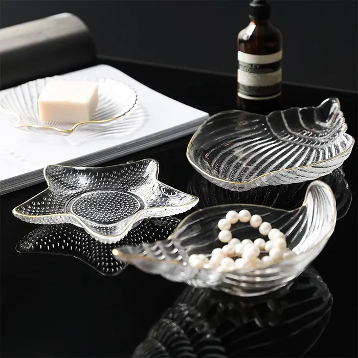 Ensemble de petites assiettes et bols en verre avec bord doré