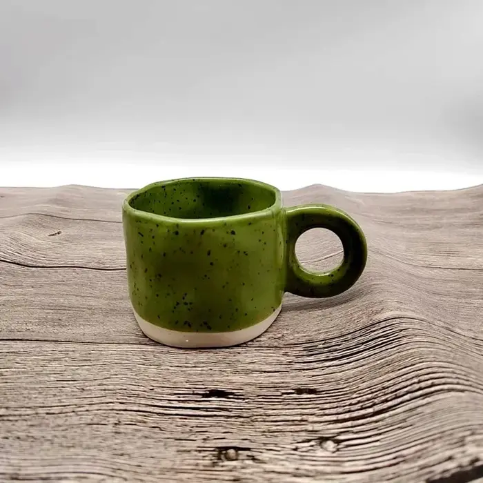 Tasse en céramique avec poignée en forme d'anneau