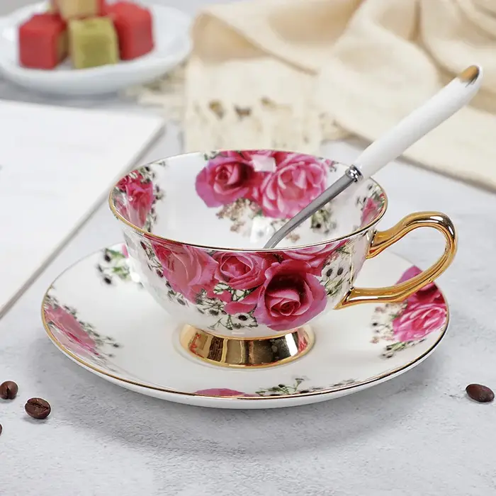 Ensemble de tasses et soucoupes à café