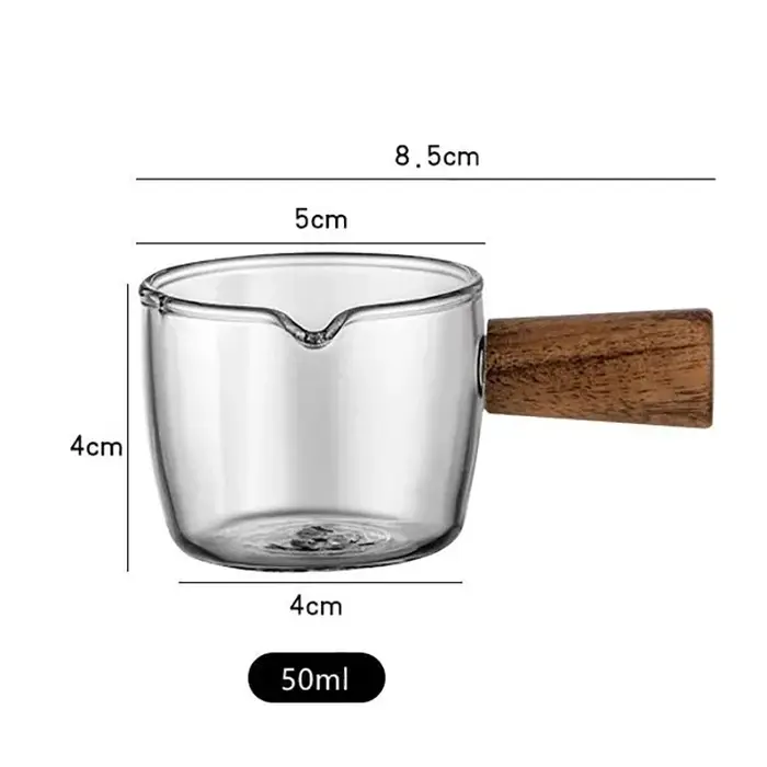 Tasse à café en verre avec manche en bois