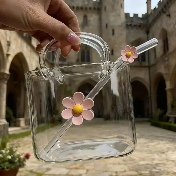 Verre à boire en forme de sac à main avec paille fleurie