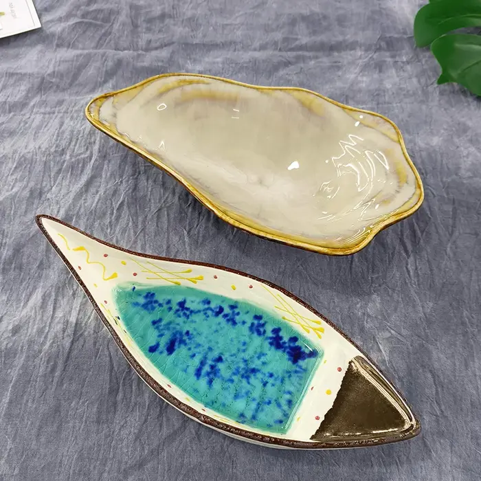 Assiette en céramique en forme de coquille avec glaçure mate