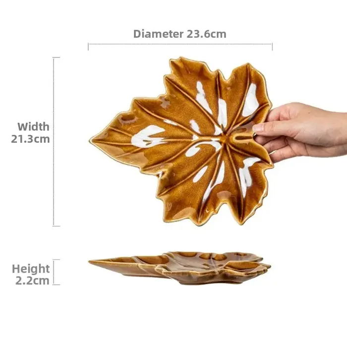 Assiette en céramique en forme de feuille d'érable irrégulière