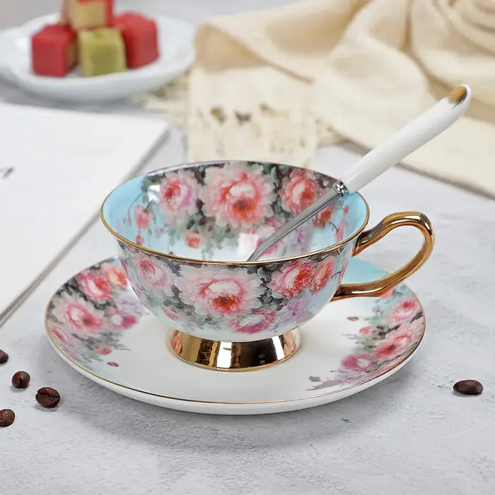 Ensemble de tasses et soucoupes à café