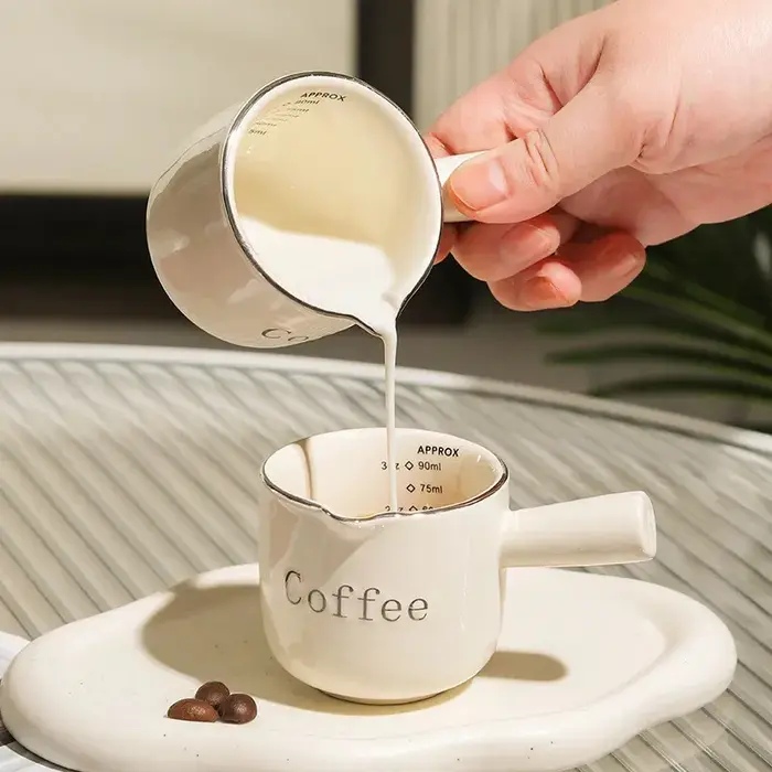 Petite tasse à lait en céramique pour café expresso avec échelle graduée