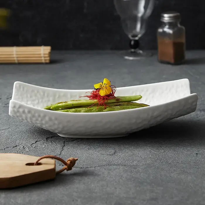 Filles à salade de légumes en céramique blanche