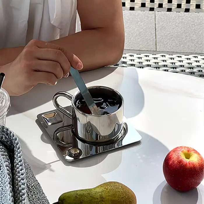 Ensemble de tasses à café avec cuillère