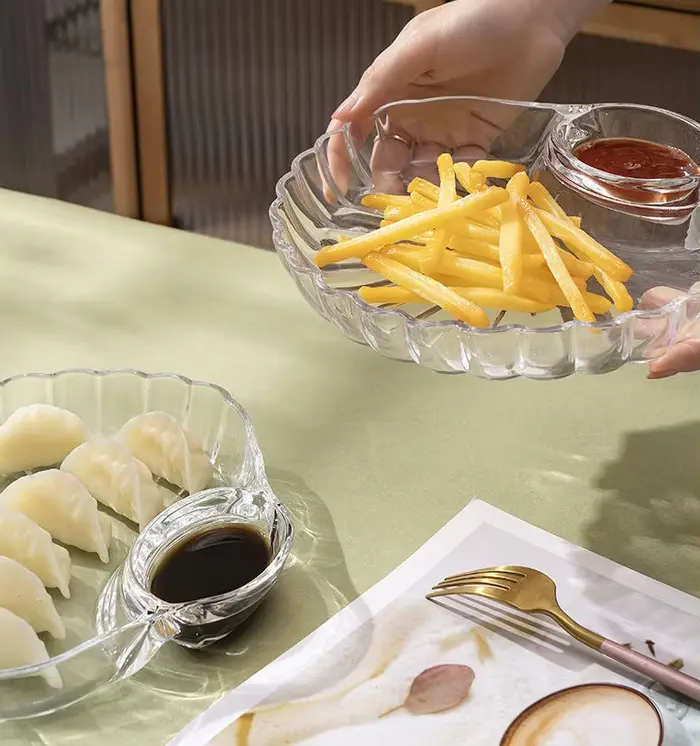 Assiette transparente en forme de coquille