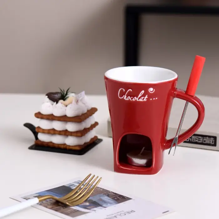 Tasse à café en céramique avec fourchette