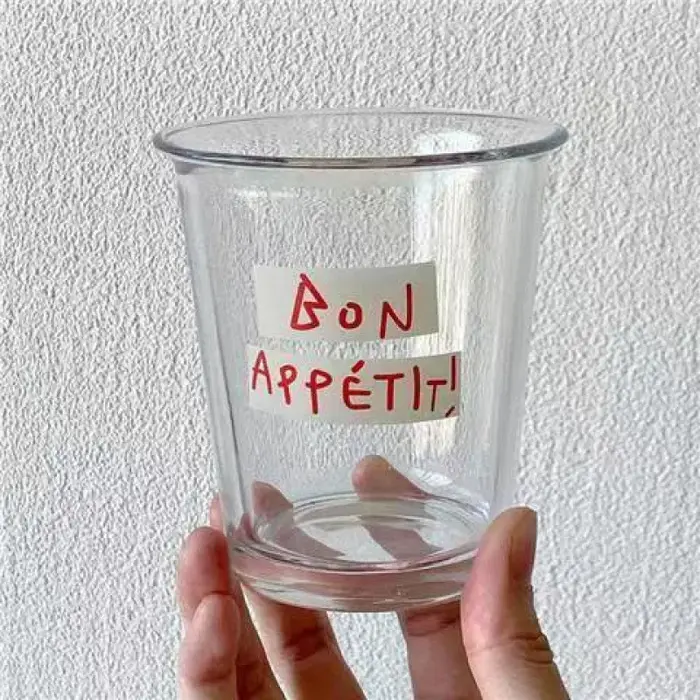 Verre à lettres françaises au design élégant