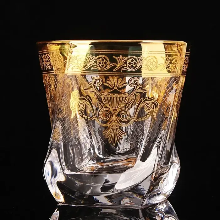 Verre en cristal de style palais avec ligne dorée