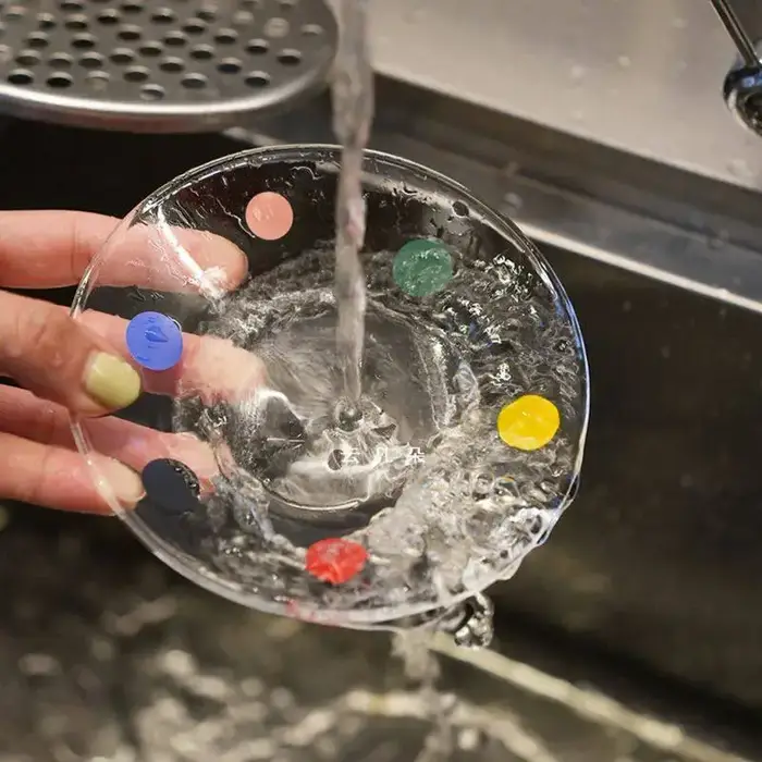 Assiette de tasse en verre à pois colorés conviennent