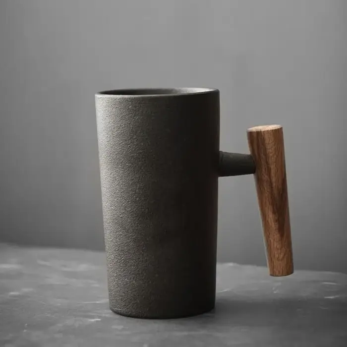 Tasse en céramique vintage avec poignée en bois