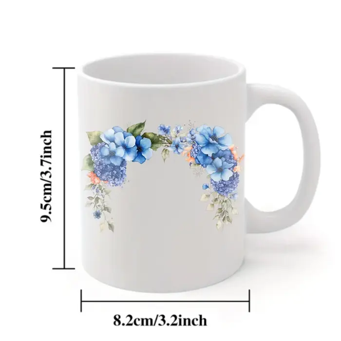 Tasse à café au design floral avec fleurs blanches