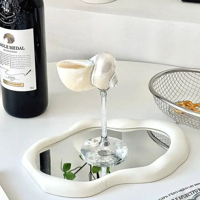 Gobelet en verre naturel en forme de coquille