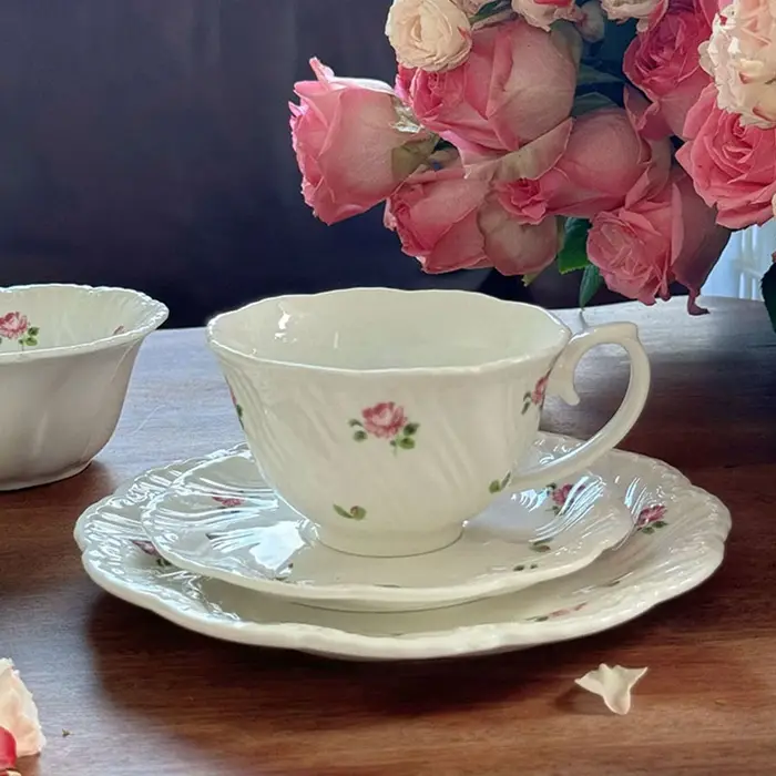 Ensemble d'assiettes en céramique vintage rose