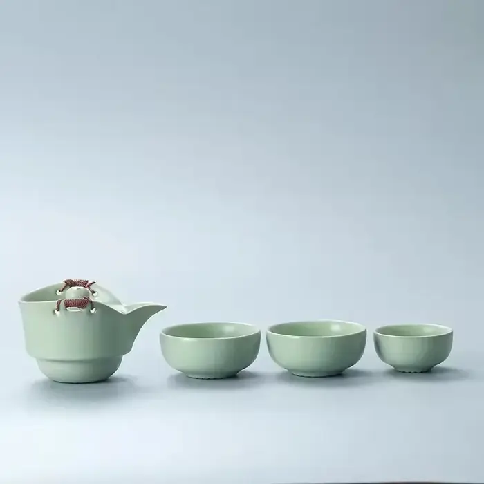 Service à thé de voyage au four ru, tasse Kuaike bleu ciel gaiwan, un pot trois tasses, service à th