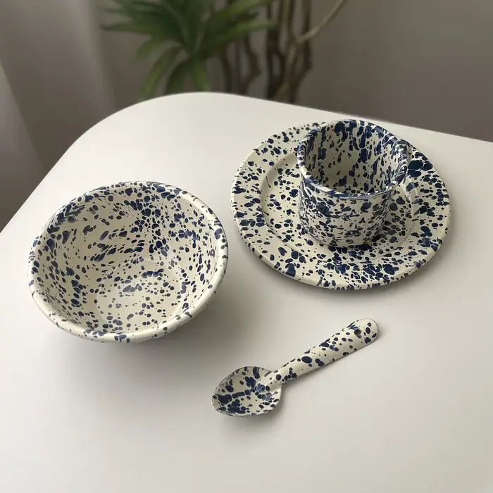 Plat rond bleu marine, vaisselle émail yaourt avoine