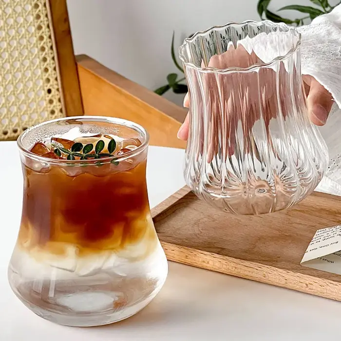 Verre à boire transparent en forme de vague créative