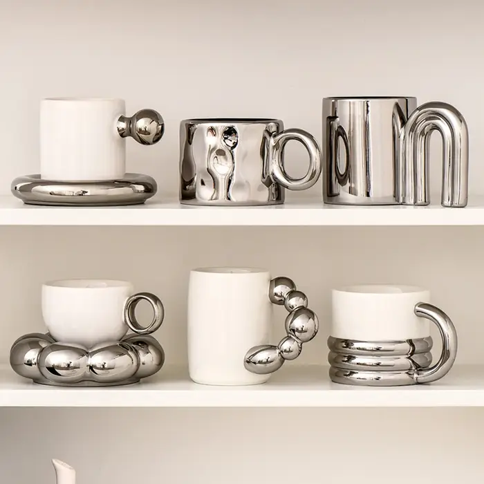 Tasse en céramique argentée de luxe légère