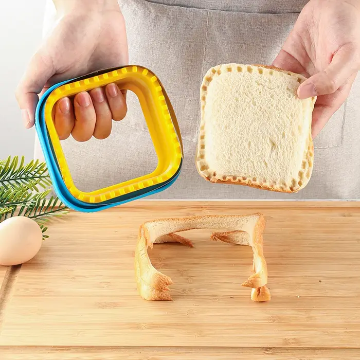 Machine à découper et à sceller les sandwichs