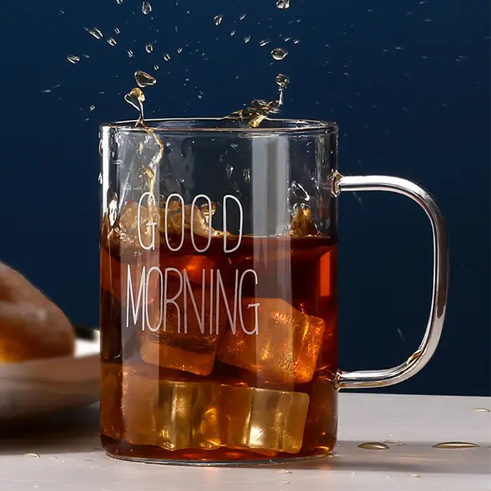 Tasse en verre du bonjour
