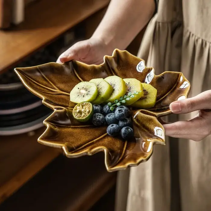 Assiette en céramique en forme de feuille d'érable irrégulière