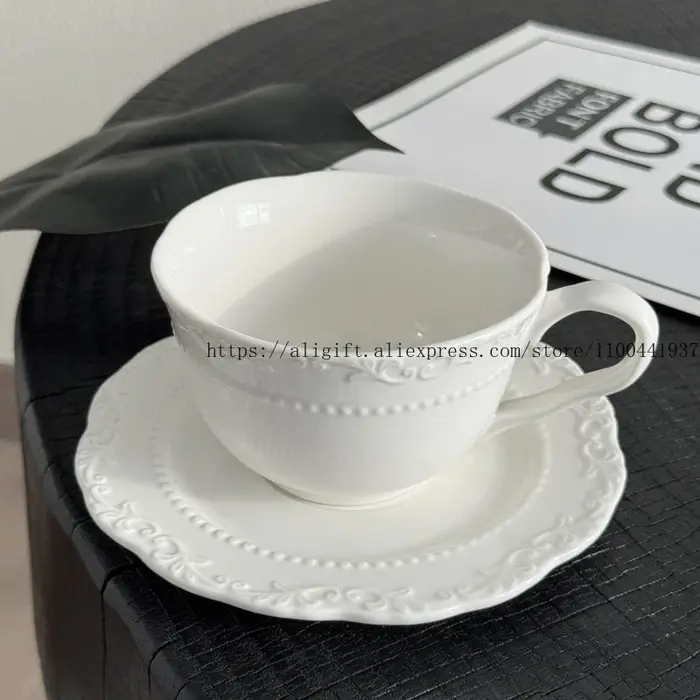 Ensemble de tasses à café et assiettes à fleurs en relief