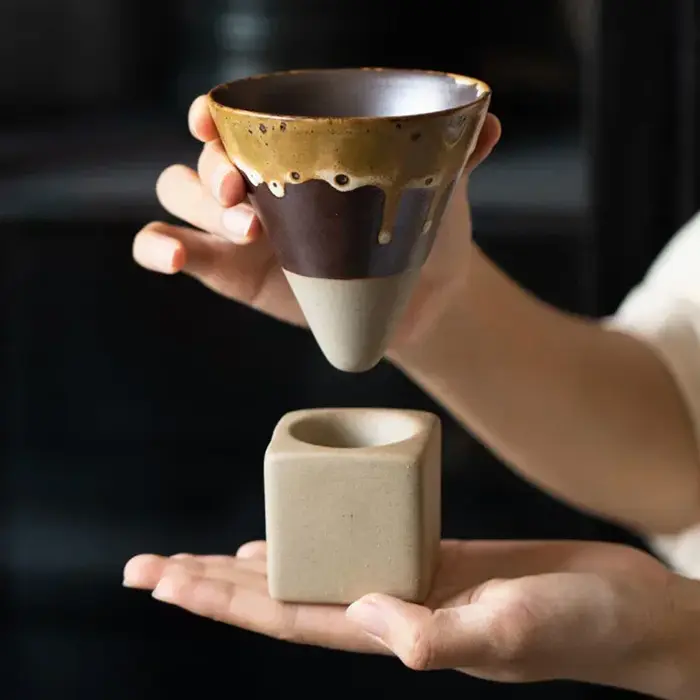 Tasse à café créative en poterie grossière avec base