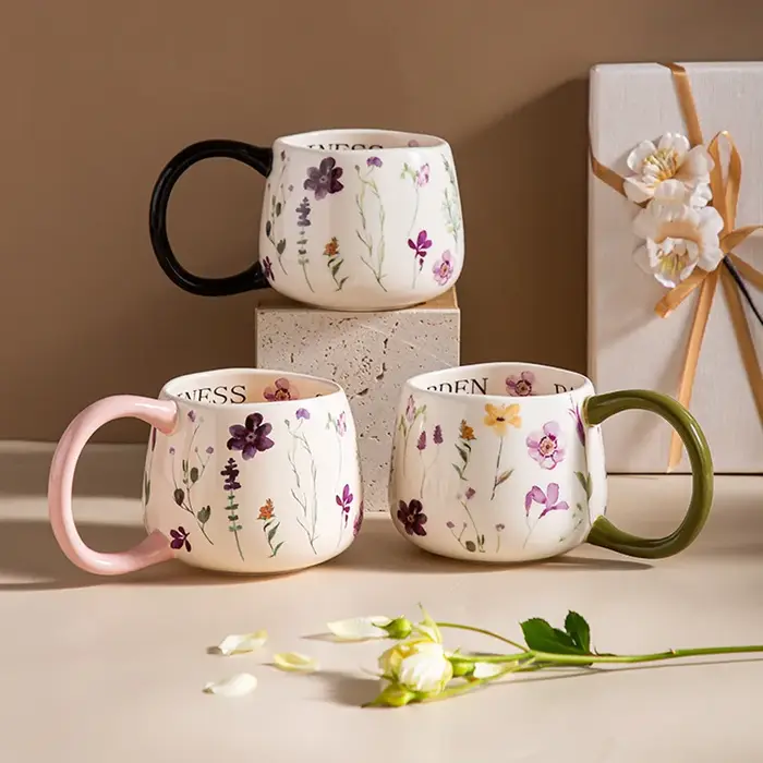 Tasse à café en céramique colorée à motif floral 380 ml avec grande poignée abstraite