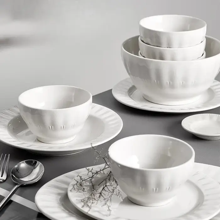 Service de vaisselle minimaliste en porcelaine