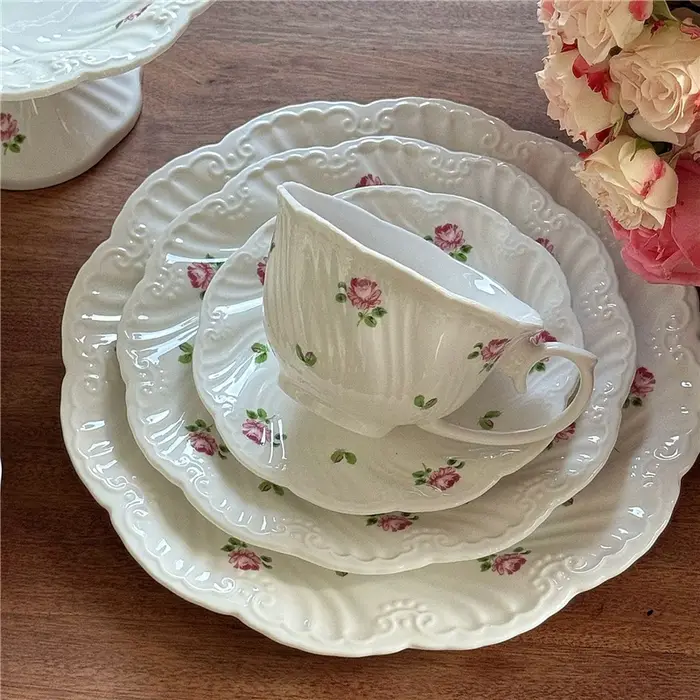 Ensemble d'assiettes en céramique vintage rose