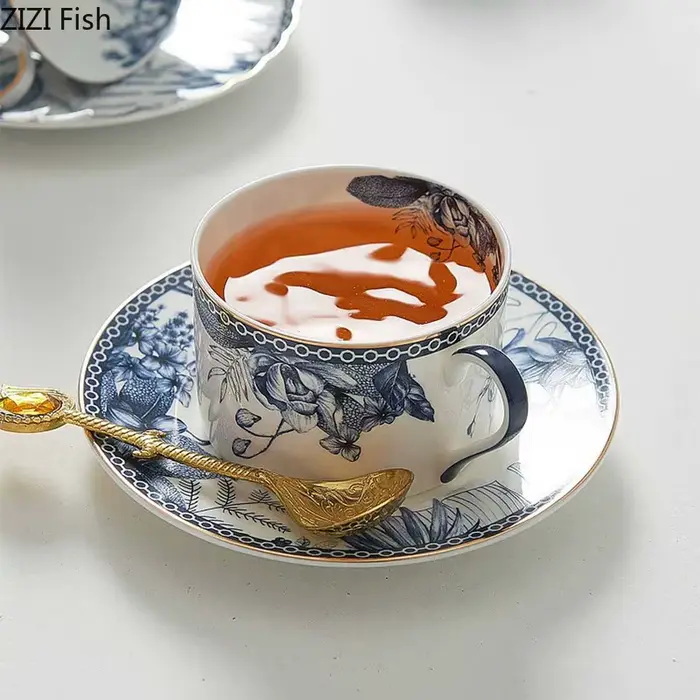 Tasse à café et théière en céramique