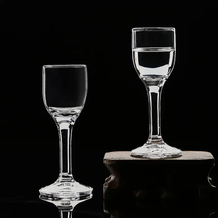 Ensemble de verres à liqueur à pied haut