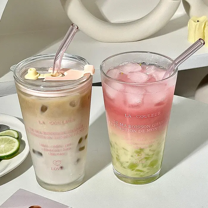 Tasse en verre mignonne avec paille et couvercle
