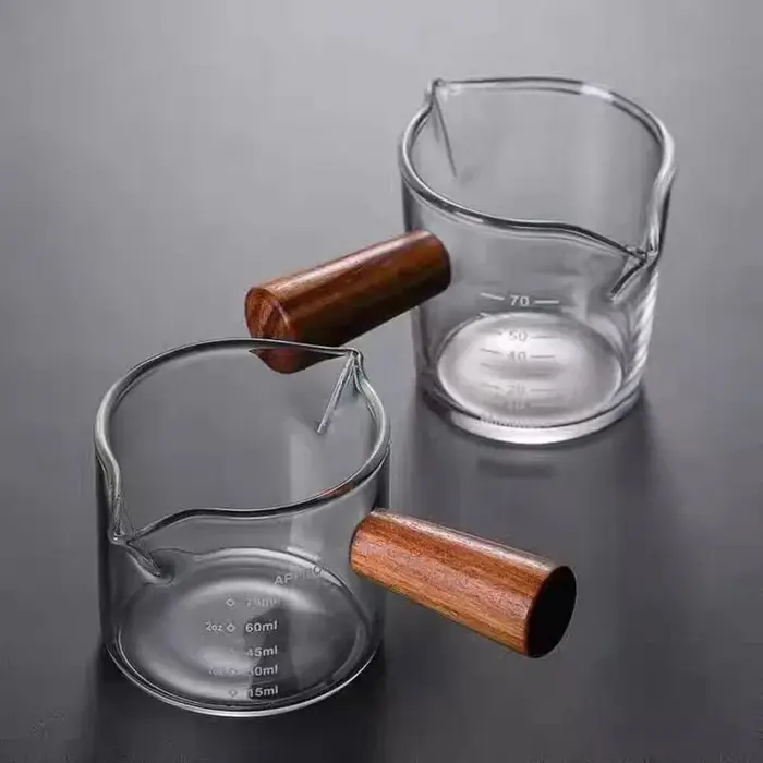 Tasse à mesurer à café en verre résistant à la chaleur de 75 ml avec manche et balance en bois – Carafe à lait pour expresso/latte – Outil Barista
