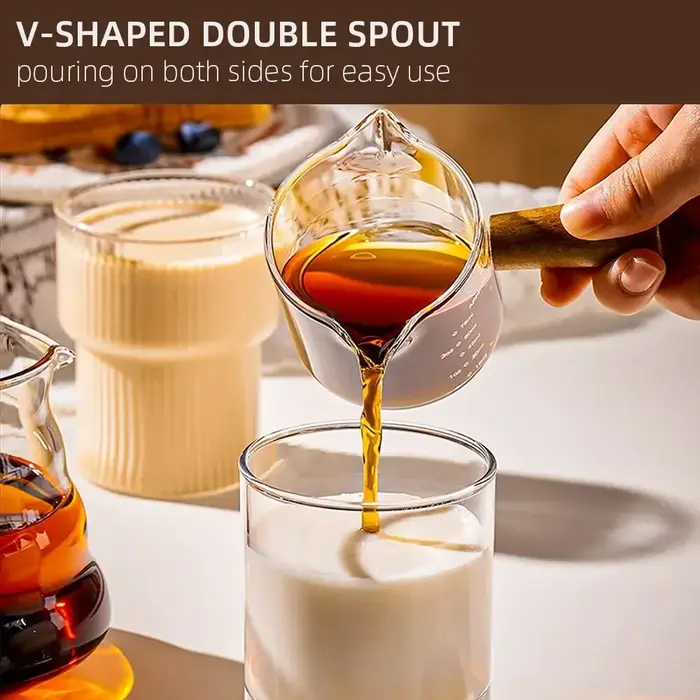 Tasse à mesurer en verre avec manche en bois