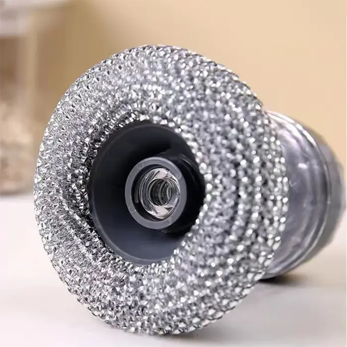 Brosse à vaisselle avec distributeur de liquide