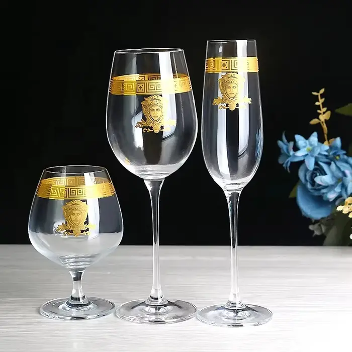 Verre à vin en cristal à bord doré
